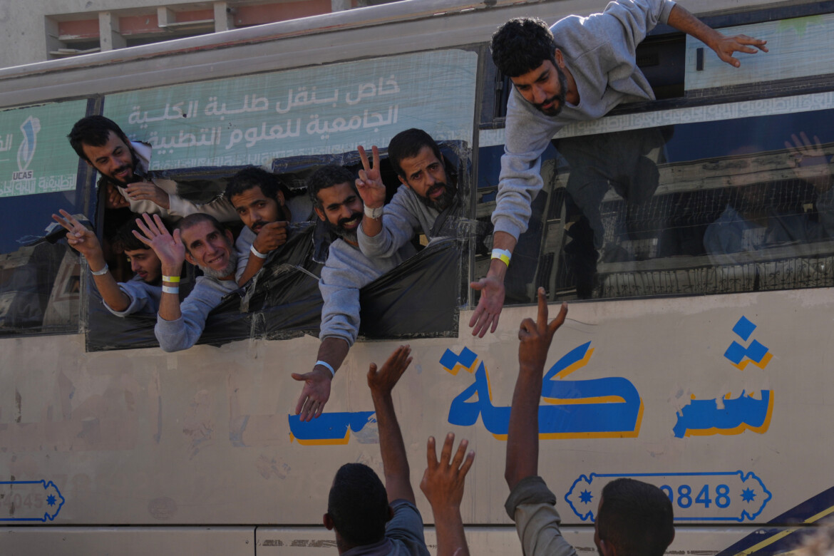 Nei corpi dei vivi e dei morti c’è una terra cancellata | il manifesto