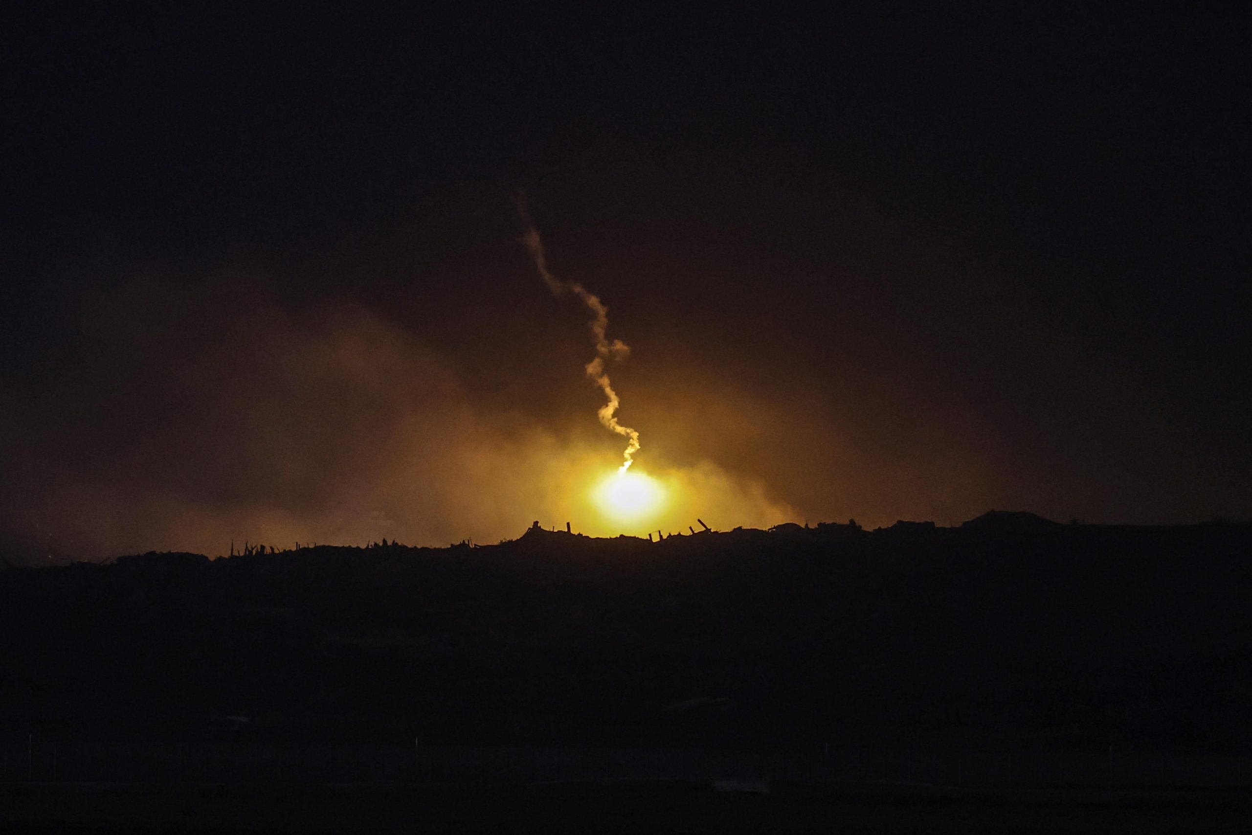 La vendetta di Tel Aviv: Israele bombarda Gaza per tutta la notte uccidendo 90 persone - Radio Popolare